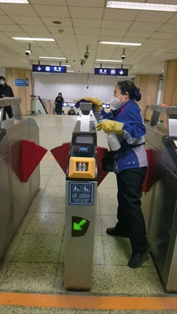 今起（12月5日），北京公交、地铁运营企业在核验健康信息时，不得拒绝无48小时核酸阴性证明的乘客乘车。今早，乘客进站乘车是否顺利？本台记者探访进行实地探访。早上9点，在地