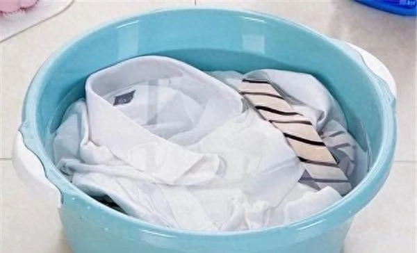 洗衣粉和“洗衣液”哪个好用？多亏超市员工说实话，以后别乱买了洗衣粉和洗衣液应该是每个人现在三天两头都会用到的，毕竟洗衣服和洗衣液都是现在去污能力非常强的，这一点也