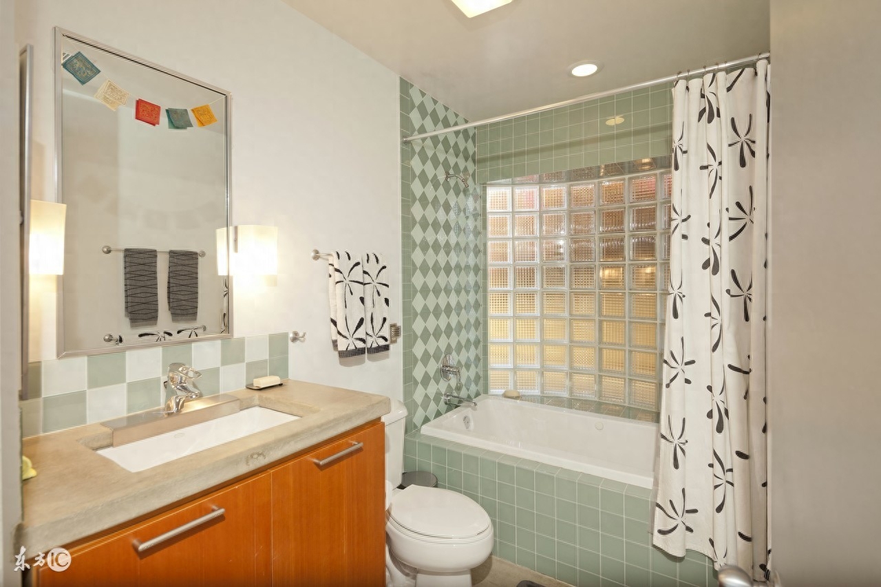 浴帘在现代家挺里是非常常见的，浴帘的好处在于方便.不占地方，浴室是洗澡的地方每当洗完澡浴帘都会湿答答的。不知道不觉，细菌就乘虚而入了。在常期潮湿的情况下怎么预防发霉