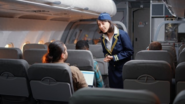 这是许多人的疑惑。其实，有些东西在飞机上确实不一定配备，但卫生巾并不是其中之一。飞机上确实不配备卫生巾，但乘务员可以提供给需要的旅客。然而，有一名乘务员把自己私人