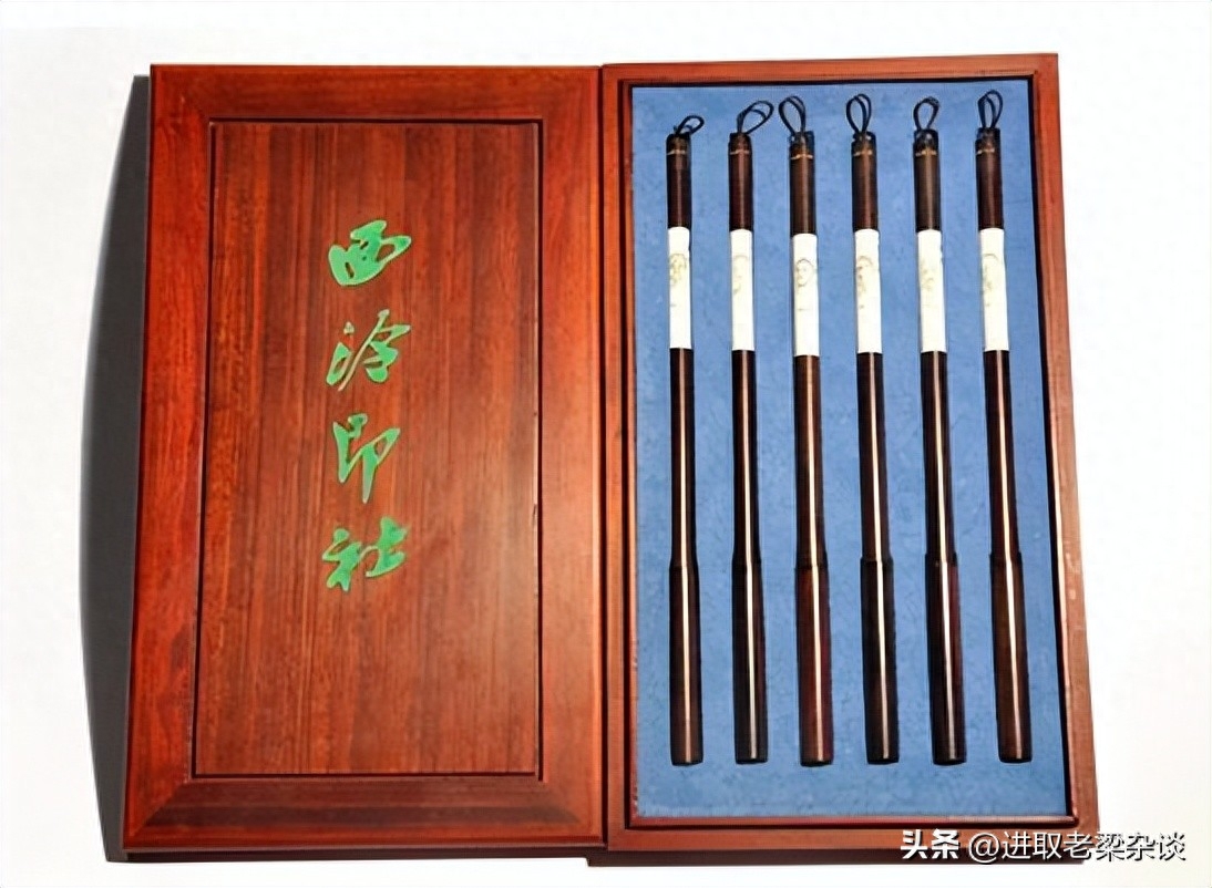 中国的用具，不少独具一格，它既表现了中华民族不同于其他民族的风俗，又为世界文化的进步和发展作出了贡献。其最典型的是被称为“文房四宝”的书写工具：纸、笔、墨、砚。文