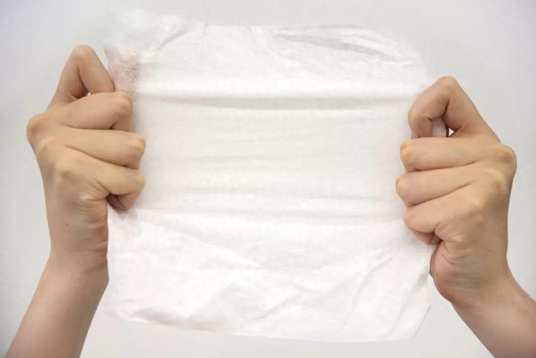在日常生活中，我们很容易就能判断出一款纸巾是不是好纸巾，比如擦拭皮肤纸巾会不会掉絮，湿水之后容不容易破？是不是足够柔软？这些都是一些判断纸巾好坏的方法。那么，湿巾
