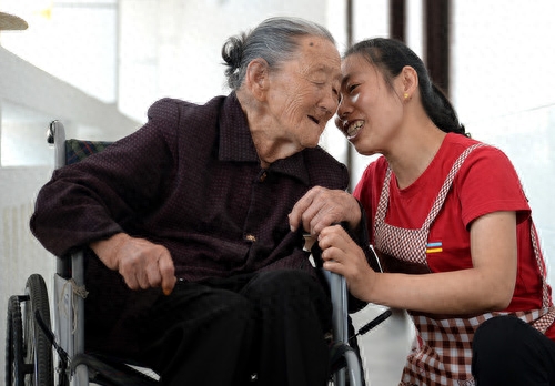 10月1日，《云南省老年人权益保障条例》正式实施。其中规定，老年人患病住院治疗期间，其子女的用人单位应当支持护理照料，给予独生子女每年累计20天、非独生子女每年累计10天的
