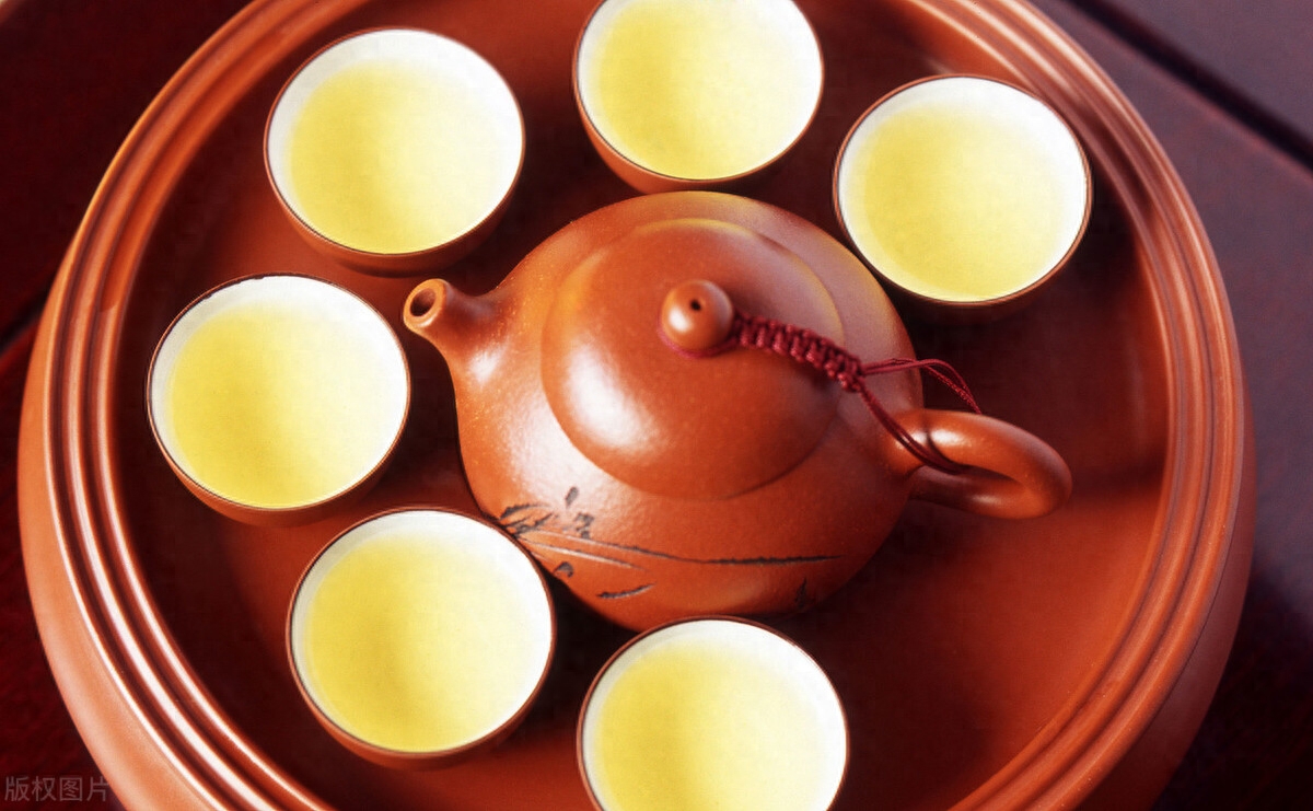 我相信在国内绝大多数人可能都接触过茶，喝过茶，尽管其中一部分人没有最终爱上茶，但也并非一无所知。中国是茶叶的原产地，拥有着几千年的悠久喝茶历史。在老百姓的日常生活