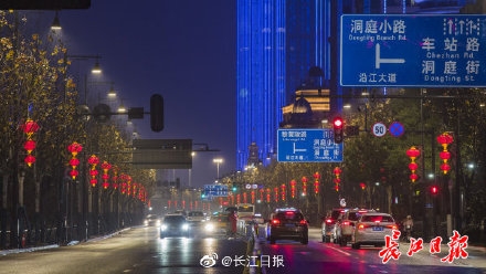 【春节过完，武汉街头的红灯笼去哪儿了？】元宵已过，满城的红灯笼哪里去了？在武汉城市留言板上，有热心市民提出了这样的疑问，过年期间悬挂的装饰品究竟去了哪里？是进行了