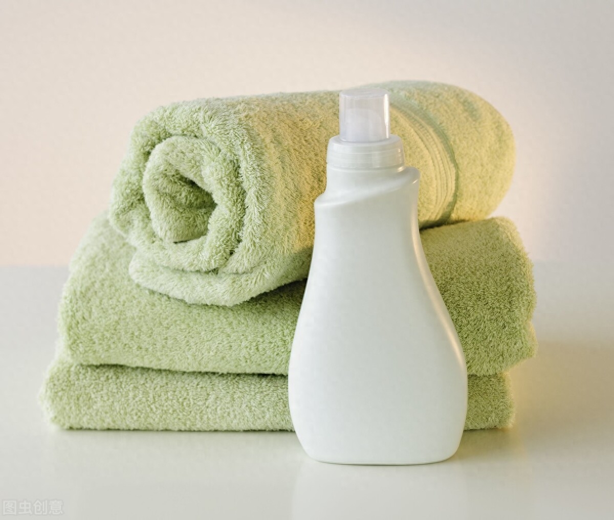 人们的生活中，需要用洗衣液、洗衣粉、还有皂粉，那么它们的特点是什么：洗衣粉具有良好的去污能力，它在洗涤各种纺织品，去污效果很显著。原来洗衣粉在水中遇到钙离子和镁离
