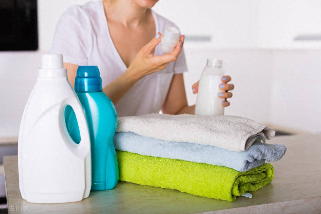夏秋之际，衣物清洁是日常最简单而又最频繁的家务事。随着洗衣机的高频使用，织物受机械力影响而相互缠结；同时因洗涤次数的增加，将衣物原有的柔顺剂逐渐洗掉，使其失去弹性
