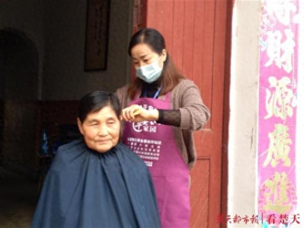 楚天都市报记者卢成汉 通讯员黄浩明“芳芳今天给我剃了个头，感觉人都精神些。”18日，72岁的姚美珠婆婆说，芳芳剃头不要钱，已有7年多的时间了，事情虽小，却让人心里暖和。这