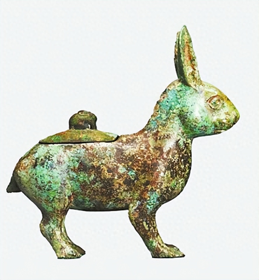 在中国传统文化中，“兔”是一个美誉度超高的字眼，它荣膺十二生肖之列，不仅与人类的现实生命、未来愿景紧密关联，还被传说为月神之属，且兼具吐春开物、丰衣足食等吉祥意蕴