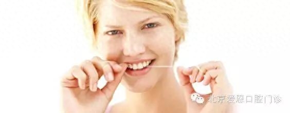 牙线是我们常用的一种清洁牙齿的工具，它以其较细的身材，可以深入到牙缝之间，能更深入的清洁牙齿缝内的杂质。方法/步骤普通牙线，普通牙线一般是装在一个带滚轮的小圆盒内，