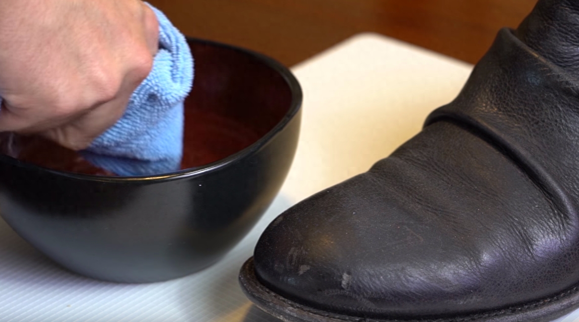 穿久了的皮鞋表面难免会有灰尘，如果你的家里正好没有皮鞋油的话，我告诉你，其实醋的效果更好。我们拿来一个大碗，将清水和醋按照3:1的比例混合。然后用抹布蘸着醋在皮鞋表面
