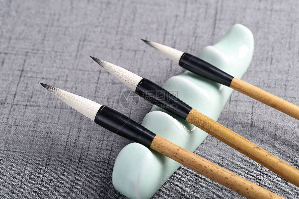学习书法的工具材料学习书法，主要工具材料是笔、墨、纸、砚，被誉为“文房四宝”一、笔书法用的笔，，主要是以动物毫毛为基本材料制作的、柔软而富于弹性的毛笔中国的毛笔有