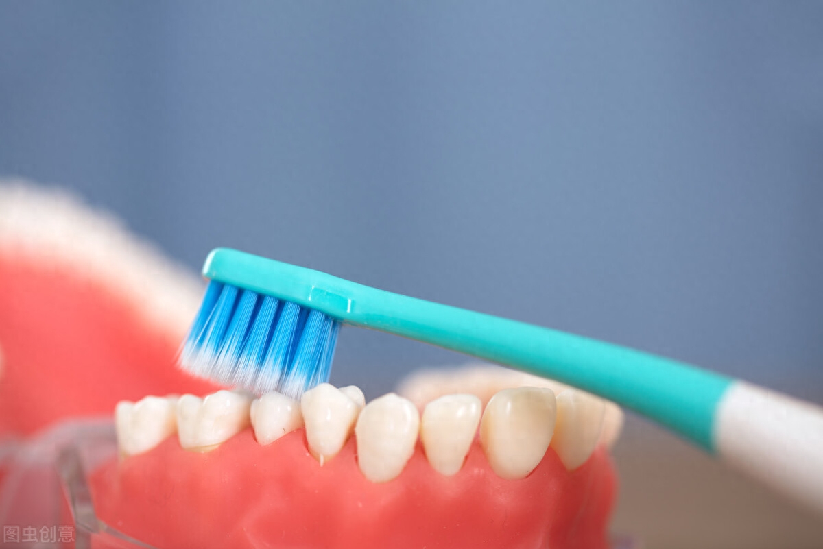 ——本期内容出品方：中国医药信息查询平台(https://www.dayi.org.cn/)牙线是一种用于清洁牙齿邻面的工具，和刷牙一样是清洁口腔的重要方式。虽然正确地刷牙能够清除牙齿表面的牙菌斑，