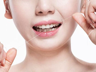 口腔的健康离不开日常的牙齿清洁。所以说使用牙线清洁口腔，不失为一种不错的选择。不妨听听下面的介绍吧。清洁牙缝为什么不用牙签而要用牙线首先牙签比较尖锐，且无韧性，使