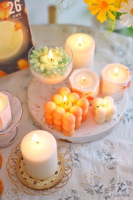 #秋日生活打卡季#在闲暇时光，自己动手制作一支香薰蜡烛，不仅可以享受制作的乐趣，还能为家中增添一份独特的氛围。首先，我们需要准备一些原材料，包括蜡烛蜡、香精、色素以及