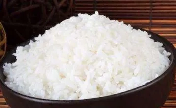 平时我们煮米饭，大多都是直接用流水淘米，冷水下锅，盖上锅盖插电，坐等饭熟。殊不知，这样做已破坏米的部分营养价值。米里含有维生素和无机盐，这两样东西容易溶于水。为了