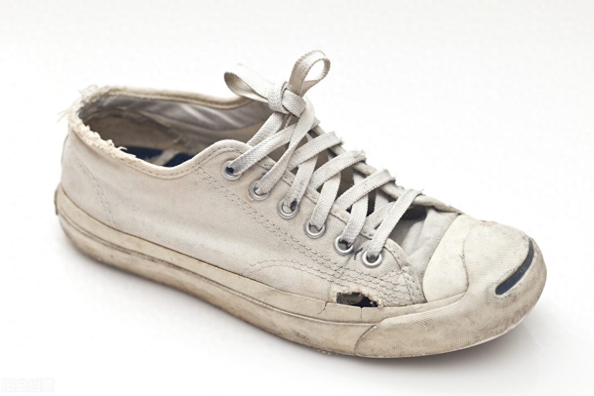 我们都知道，小白鞋虽然好看，但是很容易脏又黄，所以很难洗。那么今天小编就给大家带来一个小白鞋清洁小窍门。洗完后，你的鞋子会像新的一样白。可以看到，这双小白鞋现在已
