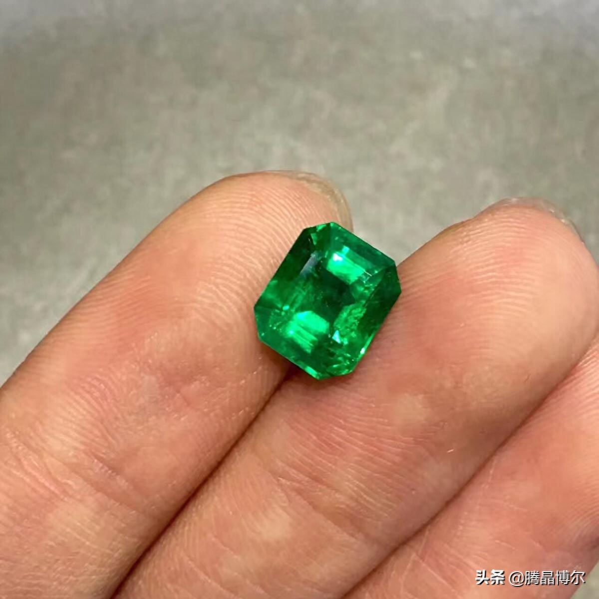 祖母绿是国际珠宝界公认的五大珍贵宝石之一、绿柱石类宝石家族中最珍贵的一员、绿色宝石之王。什么是祖母绿，对它不了解的人，可能会以为它是上了年纪的妇女才会戴的珠宝，是
