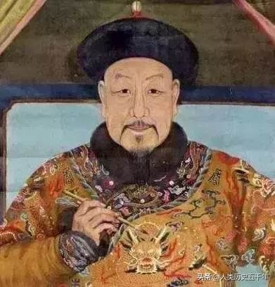 乾隆帝其实是一位汉文化造诣较深，而且多才多艺、著作等身的“风流天子”。他自幼在父、祖的督导影响下饱读诗书，一生之中创作了大量的御制诗文和御笔书画作品，由其亲自主持