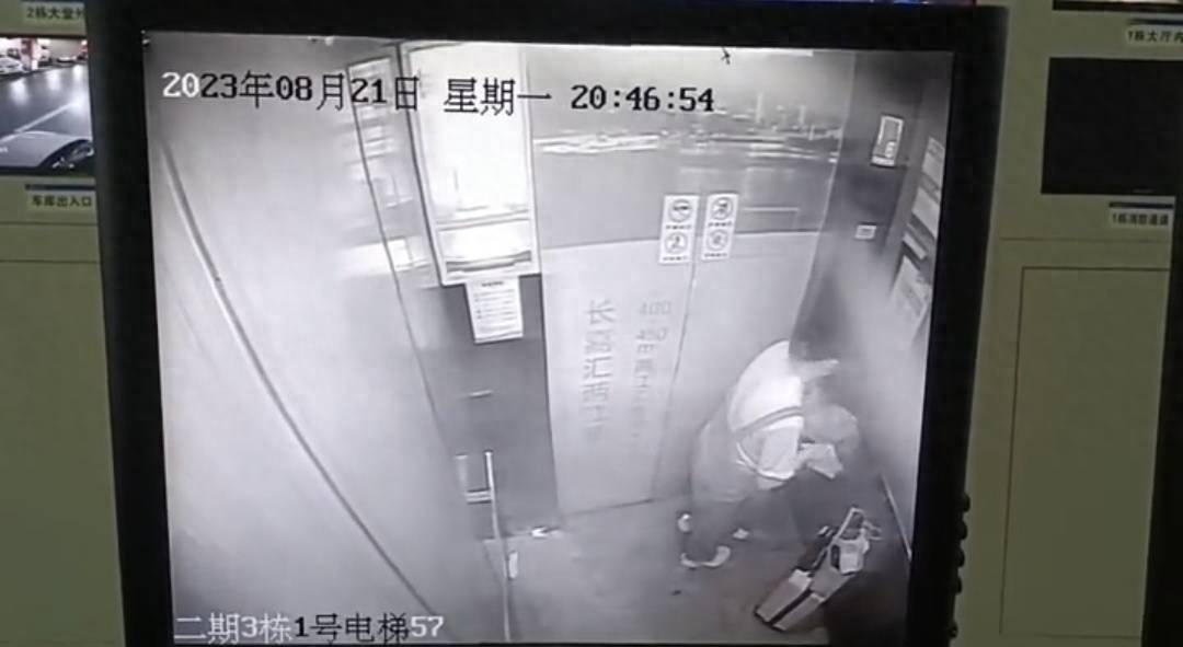 封面新闻记者 李茂佳近日，网传一名外地女子来重庆旅游时，在某小区的电梯里分娩，随后，该女子直接把婴儿扔进垃圾桶。8月25日，封面新闻多方打听得知，事发当晚，婴儿被好心的