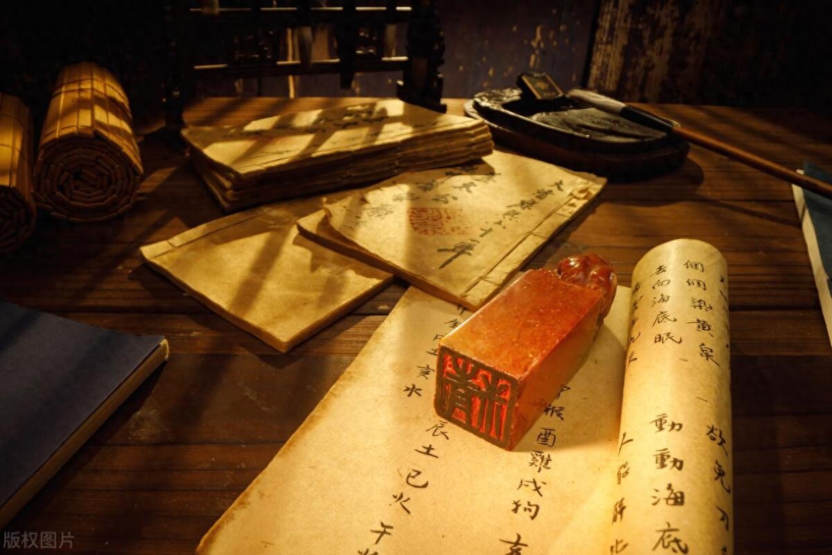 文房四宝是中国传统文化中的珍品，是书法、绘画、文学创作等艺术中必不可少的工具。文房四宝分别是笔、墨、纸、砚，它们的出现和发展历程印证了中国文化的演变和进步。笔是文