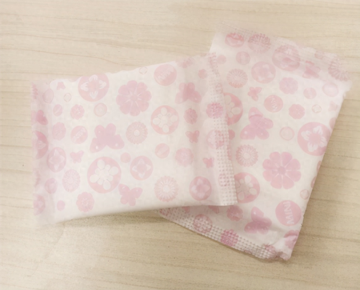 现在来卫生巾工厂做卫生巾贴牌代加工的客户，他们的产品规格要求，除了日用，夜用，超长夜用意外，就是迷你巾了。护垫反而越来越很少被提及。迷你巾正在逐渐取代护垫的地位，