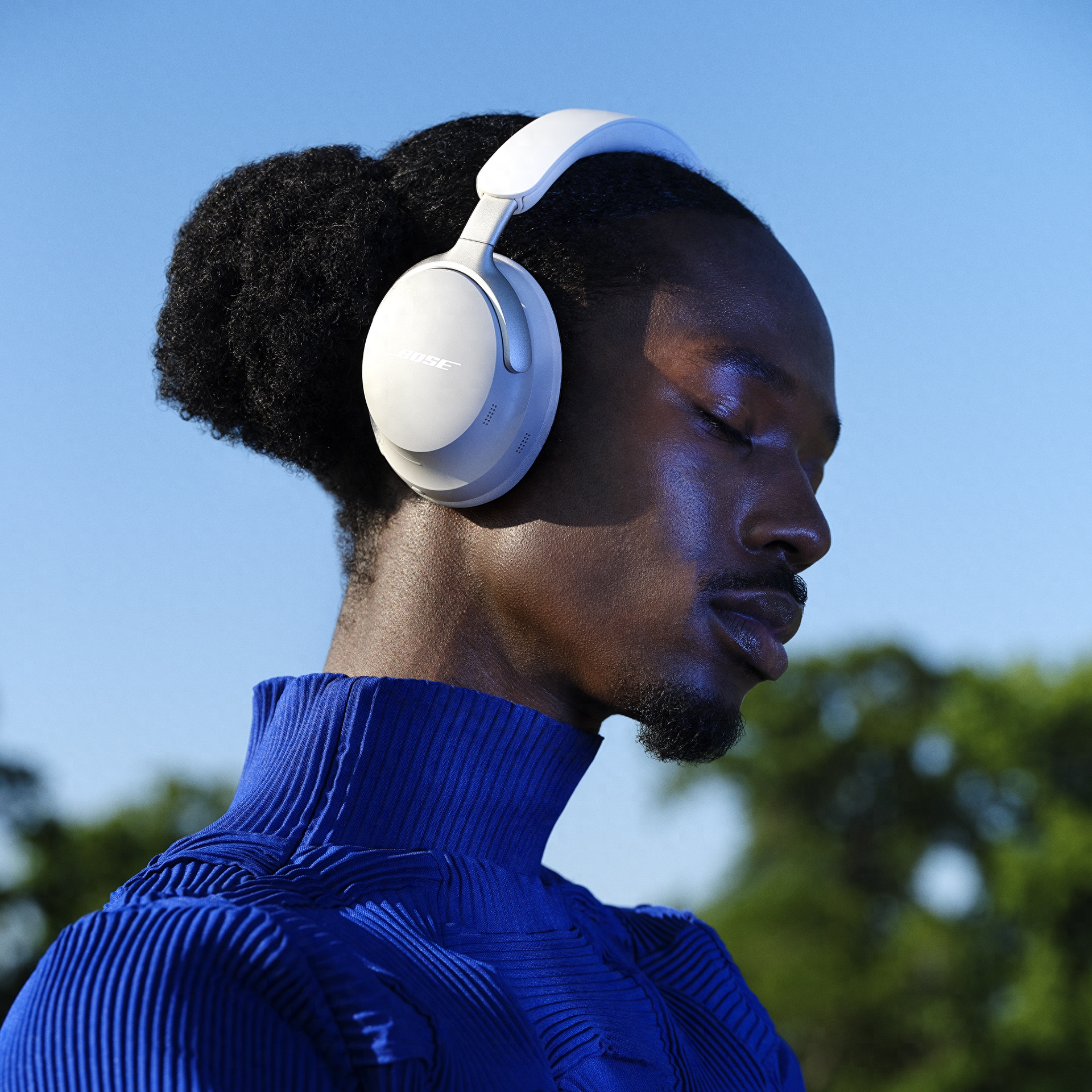 Bose QuietComfort消噪耳机Ultra钛媒体App 9月21日消息，Bose推出QuietComfort消噪耳机Ultra、QuietComfort消噪耳塞Ultra和QuietComfort消噪耳机，三款产品均具有领先的消噪技术、高品质音效、舒适性和稳