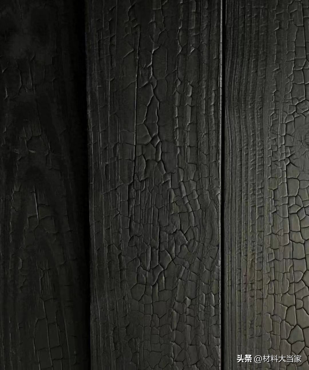 碳化木经过燃烧碳化过的碳烧木，略微烧焦的表面，更具艺术性和实用性，使整个空间更加沉稳与神秘炭化木又称炭烧木，是一种热处理木材炭化木的表面带有木材自然的纹理表面炭化
