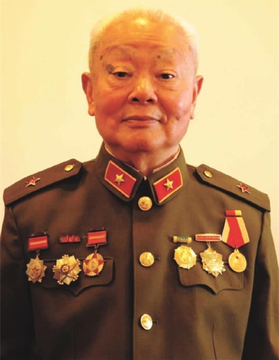 他是一位亲身经历70年前解放上海战役硝烟的老战士。参加完解放杭州战役后，阮武昌随部队急行军至上海投入战斗，从西南角打向东北角，解放上海全境。70年前的激战恍若昨日，战火