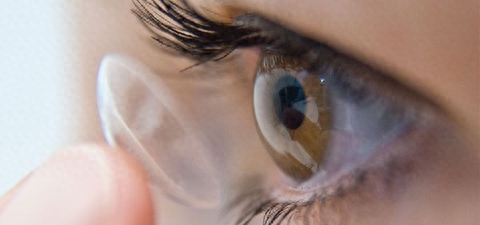 隐形眼镜（contact lens），也叫角膜接触镜，是一种戴在眼球角膜上，用以矫正视力或保护眼睛的镜片。根据材料的软硬它包括硬性、半硬性、软性三种。隐形眼镜不仅从外观上和方便性