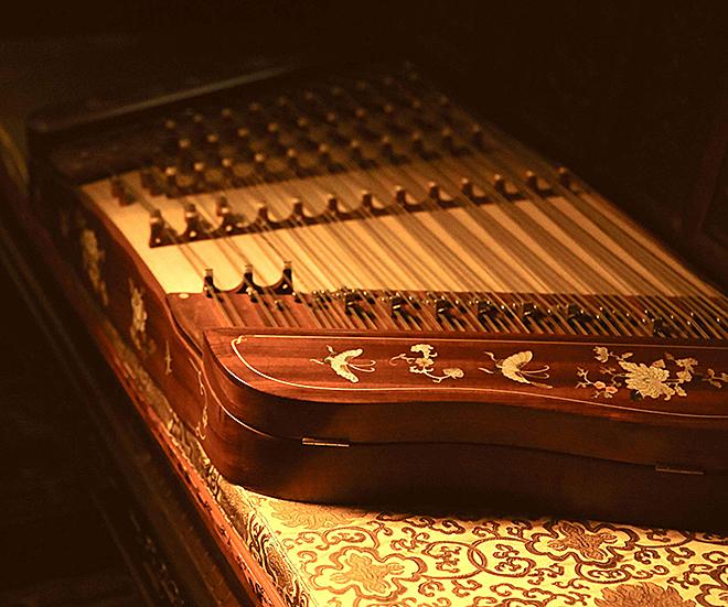 文/野原旧之助作为“乐器之王”的钢琴，被大家追捧着，它是曲目和名人名事最多的乐器。 大家都熟知肖邦、巴赫、舒伯特、贝多芬、莫扎特，大家也都听过《月光》的故事，被《献给