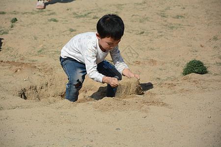 孩子玩沙子后满手起泡，小心沙土皮炎！这样做能预