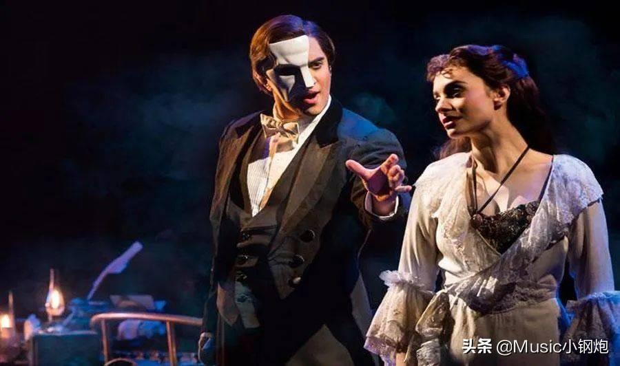 1986年在伦敦首演的音乐剧《Phantom of the opera（歌剧魅影）》，是音乐剧大师Andrew Lloyd Webber（安德鲁·劳伊德·韦伯）的代表作之一。歌剧院中的幽灵在指导克丽斯汀过程中，爱上了她，而
