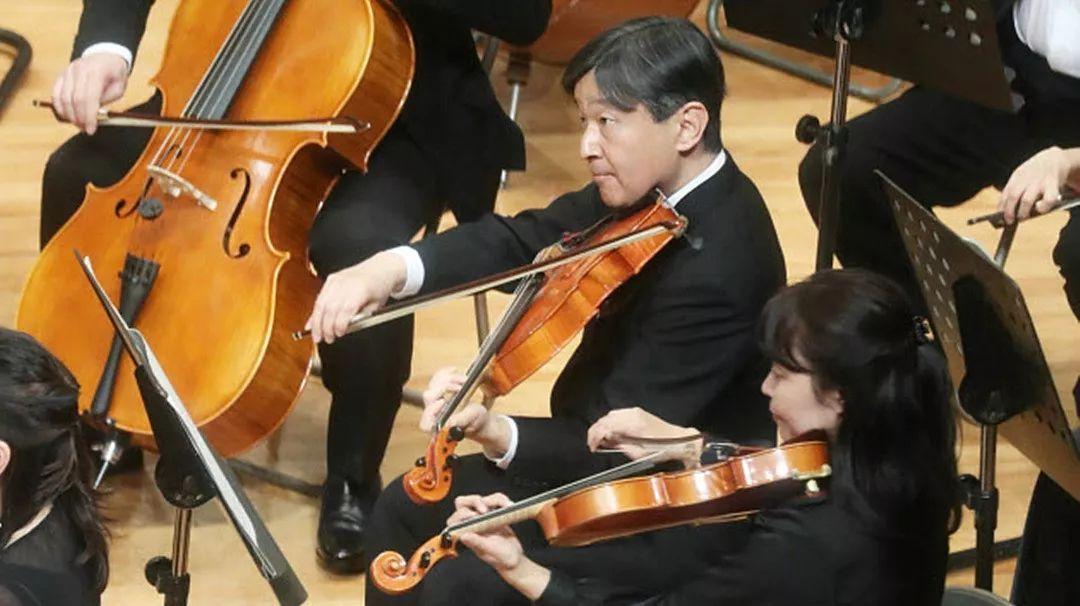 图中正在全神贯注拉奏中提琴的男子不是普通人，他是如今日本皇太子德仁亲王，也是即将即位日本第126任天皇的皇储。这场演奏会于12月10日，在东京学习院创立百周年纪念会馆内进行