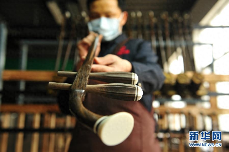2月23日，河北省肃宁县一家民族乐器厂的工人在生产车间制作二胡。肃宁县是民族乐器生产聚集地，现有民族乐器生产企业60多家，年产古筝、琵琶、扬琴等乐器及配件70多万件，年产值