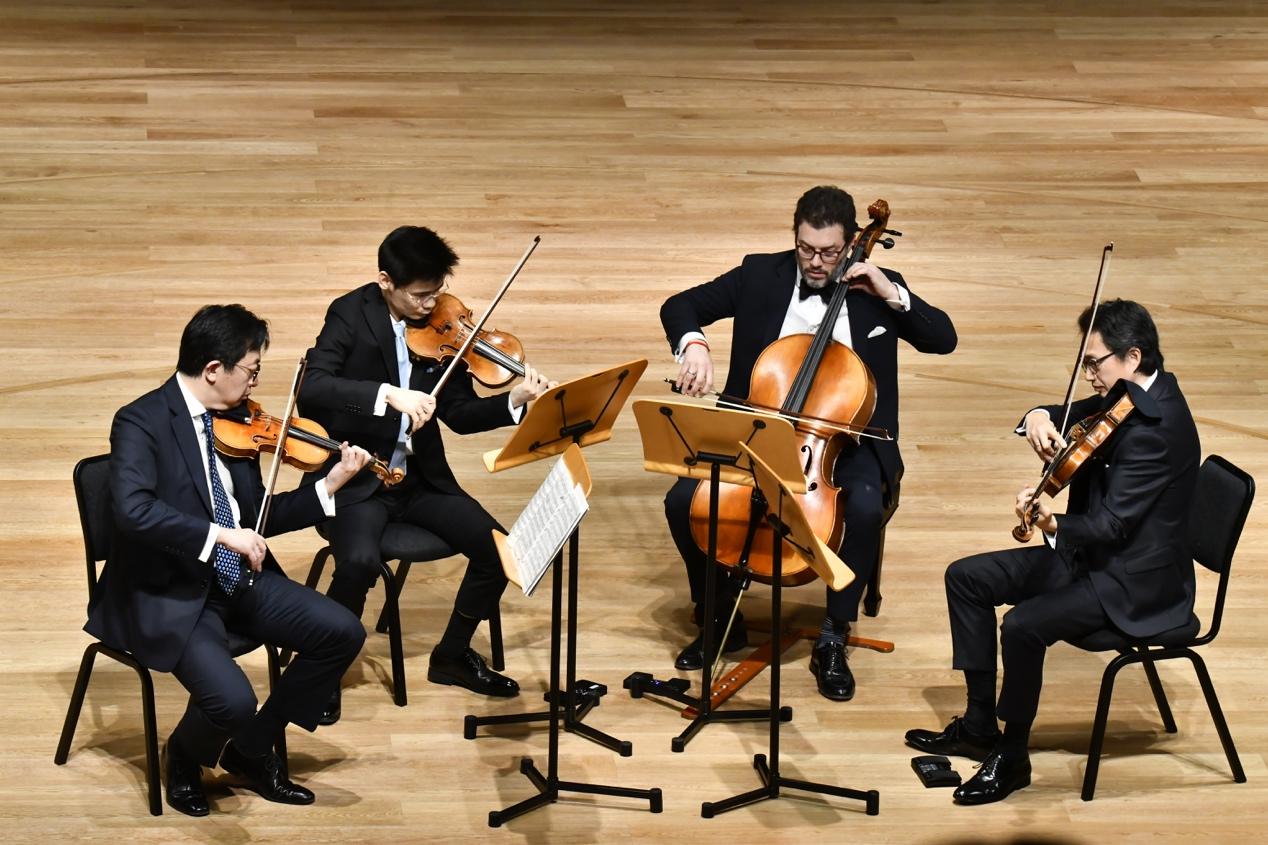 澎湃新闻记者 廖阳作为上海四重奏的一员，二十年来，美国大提琴家尼古拉斯·萨瓦拉斯来过中国不下百次，而他的太太和三个孩子从未踏足这片陌生之地。因为萨瓦拉斯决定迁居天津