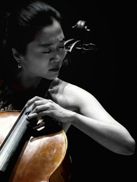 新京报讯 由爱乐汇文化艺术(北京)有限公司主办的《绽放——大提琴演奏家许玉莲音乐会》即将全国巡演 ，北京站将于2022年1月14日在北京音乐厅举行。许玉莲演奏《练声曲》视听。许玉