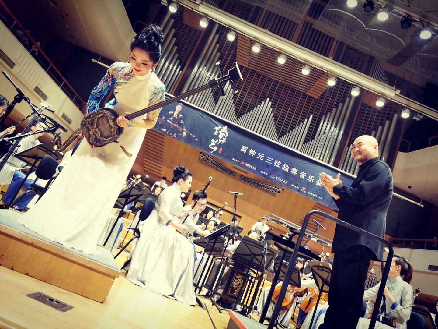 7月13日晚，由北京演艺集团主办，北京民族乐团承办的《钟琴艺声》商钟元三弦独奏音乐会在北京音乐厅隆重上演，这场音乐会给前来观看的人们带来不同感觉的视听盛宴。本场音乐会