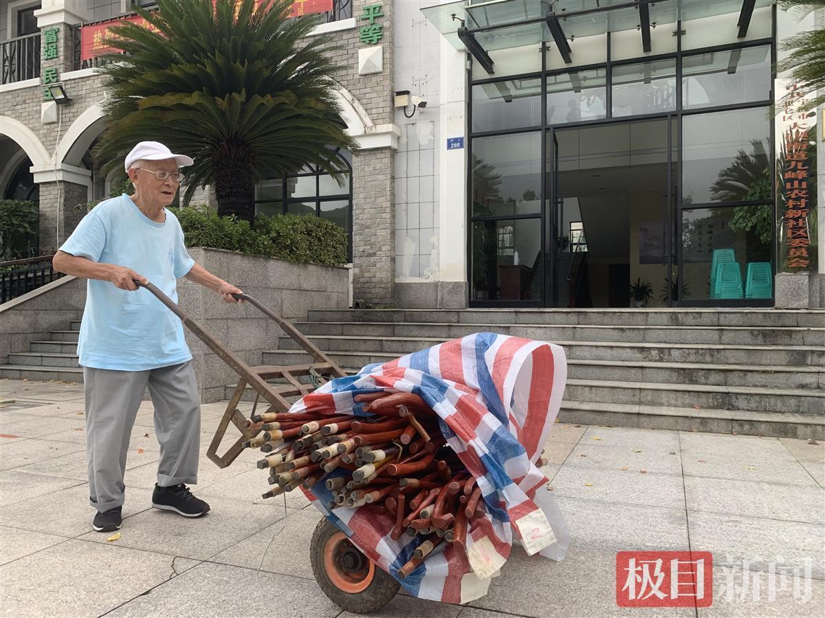 浙江九旬退休教师自制150根拐杖，重阳节赠送社区老