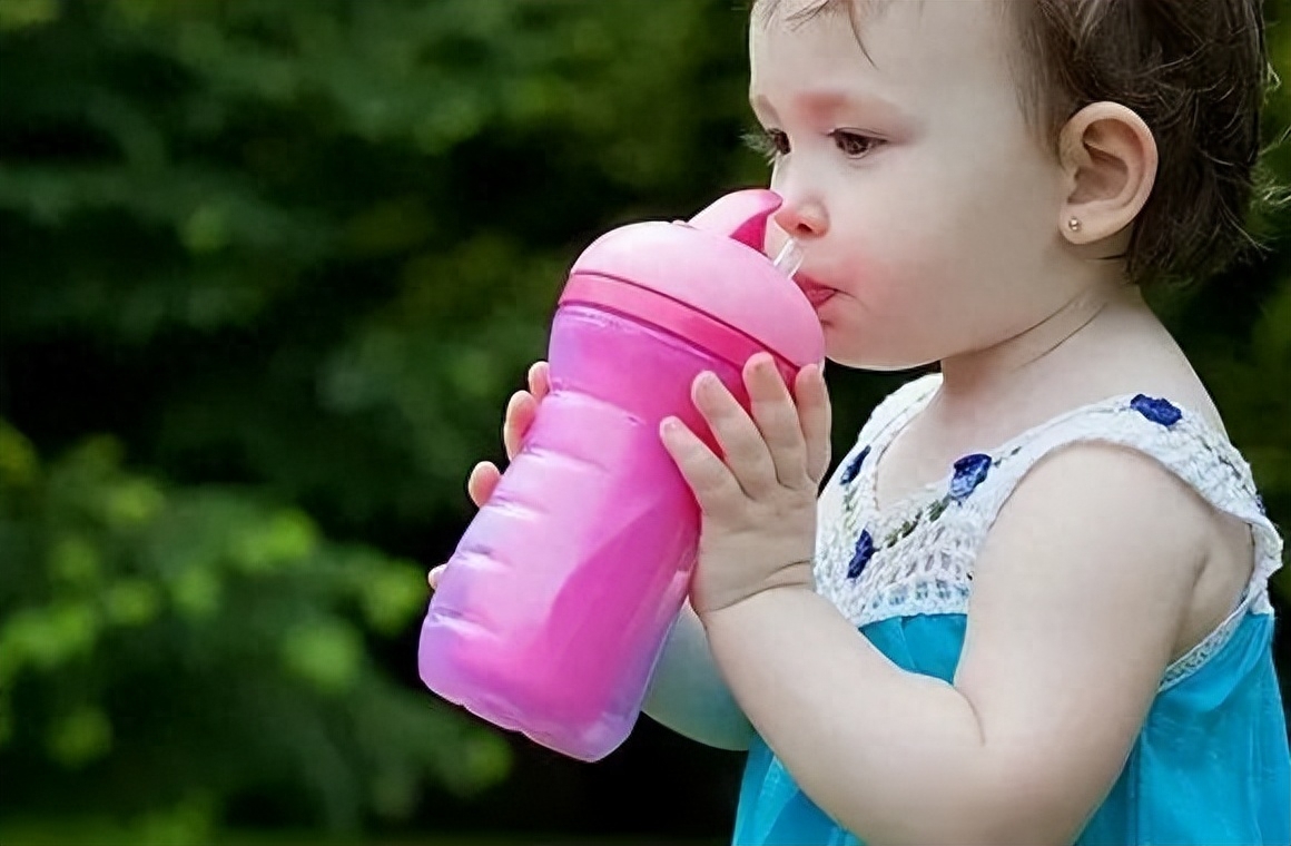 挑实力与颜值并存的儿童水杯，治好熊孩子的“喝水