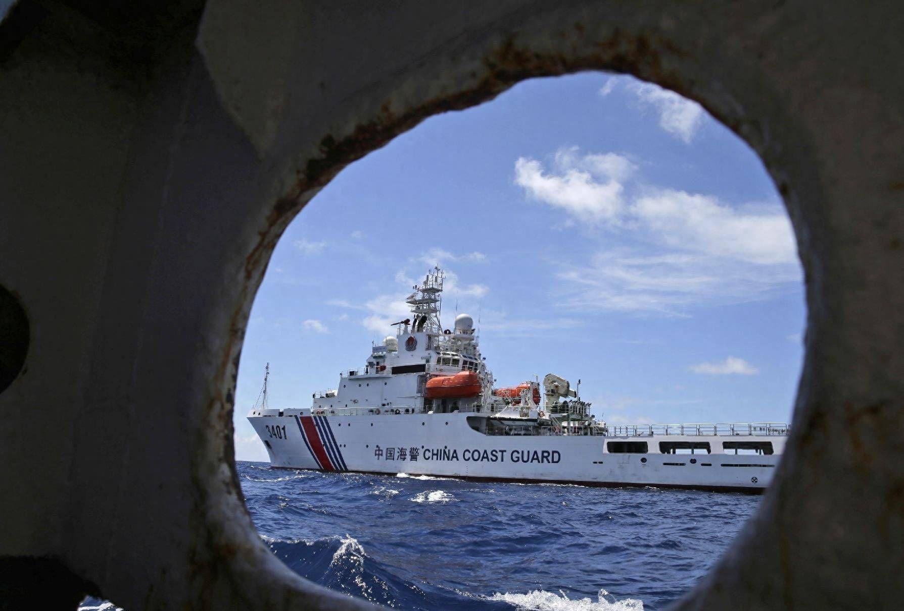 南海海域再次发生了一起引起广泛关注的事件。据中国海警局最新公布的消息，菲律宾一艘海军炮艇强闯中国黄岩岛附近海域，遭到中国海警船的驱离。此前，菲律宾的两艘海警船和两