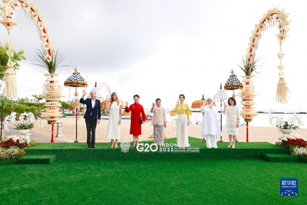 当地时间11月15日上午，国家主席习近平夫人彭丽媛在巴厘岛出席印度尼西亚总统夫人伊莉亚娜组织的二十国集团领导人第十七次峰会领导人配偶活动。这是彭丽媛同其他领导人配偶以海