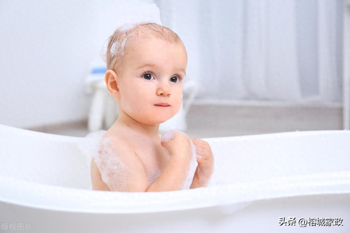 宝宝洗澡的科学指南：温度、湿度与使用尿布的注意