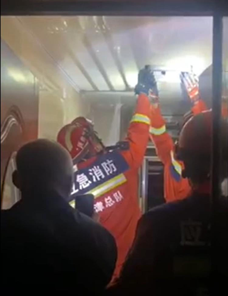 天津一居民家厕所顶上发出“猪叫”声，消防员拆开