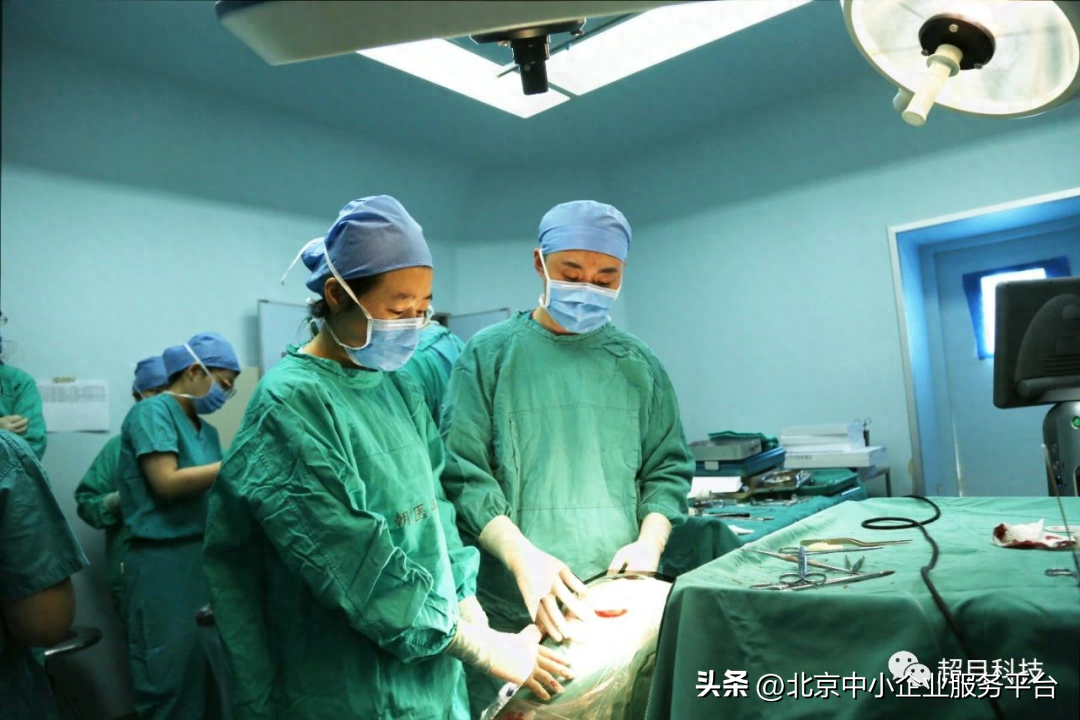 近日，“创客北京2022”大赛获奖项目超目科技与首都医科大学附属北京朝阳医院眼科团队成功完成了全球首例i-NYS（植入式眼部肌肉神经刺激器）的受试者植入手术，标志着i-NYS进入了国