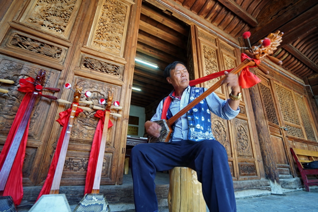 他叫段昆云，今年六十三岁，在云南省剑川县文化馆工作。提起他来，当地人佩服的不得了，说他是大师级的白族音乐传承人。白族三弦，被誉为“爱情的冲锋枪”，是白族人心目中的