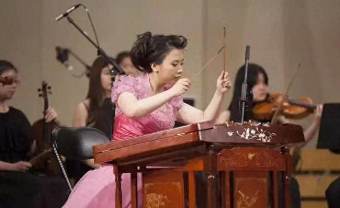 1.扬琴艺术的“弹奏”技法“弹奏”技法是扬琴艺术的基础特色，是从“持竹”开始的，不仅关系到弹奏者运竹、弹奏的感觉;而且还影响到弹奏方法的选择以及所呈现出的音色与音质效