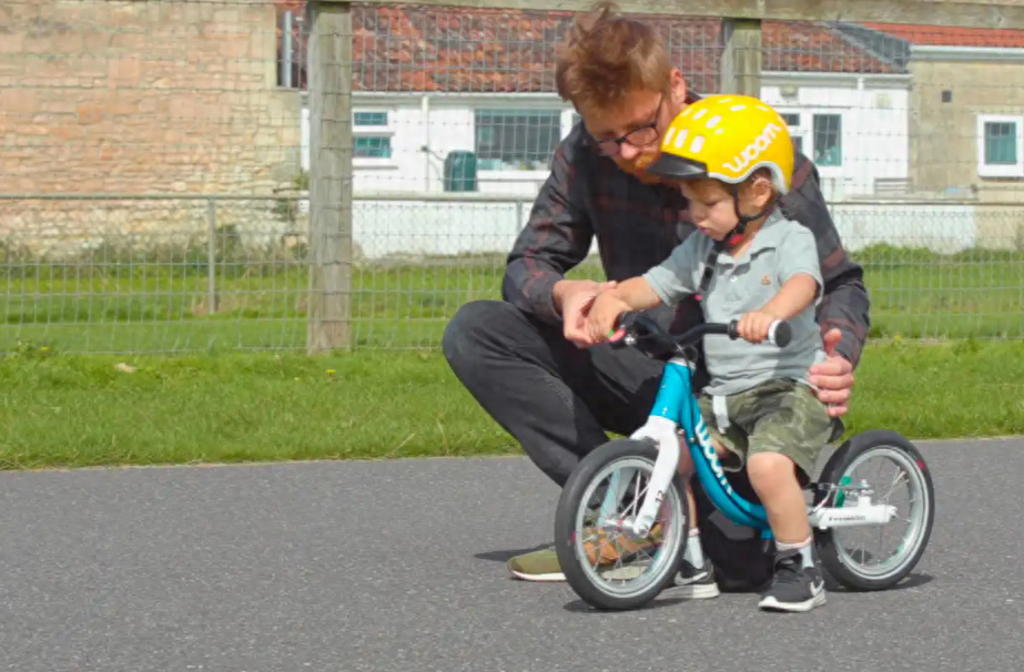 一旦你给孩子买了第一辆自行车，教他们骑自行车的最佳方法是什么？学习在没有辅助轮或支撑的情况下独自骑行，对任何孩子（及其父母）来说都是一个值得铭记的时刻。那么该如何