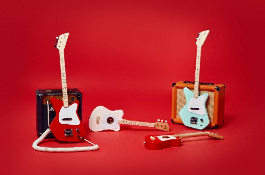 Loog是美国一家吉他公司，由一名音乐老师Rafael Atijas创立。最近，这个公司推出了两款新的三弦吉他，专门为儿童设计。迷你版吉他适用于三岁及以上的儿童，只有尤克里里（一种小型乐