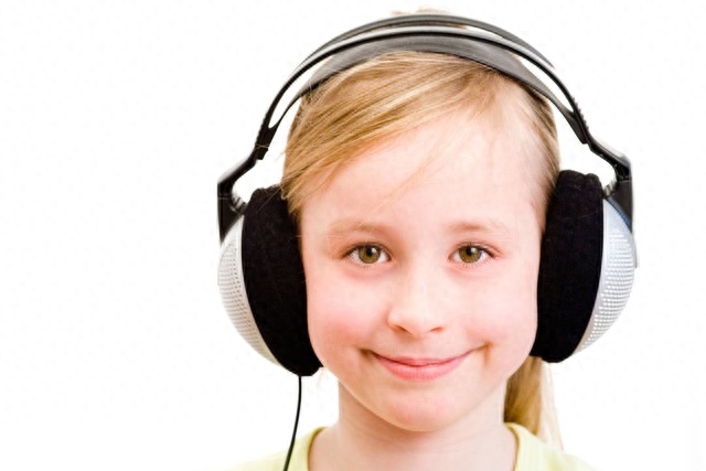 15岁女学生因长期戴耳机，致噪音性耳聋，损伤不可
